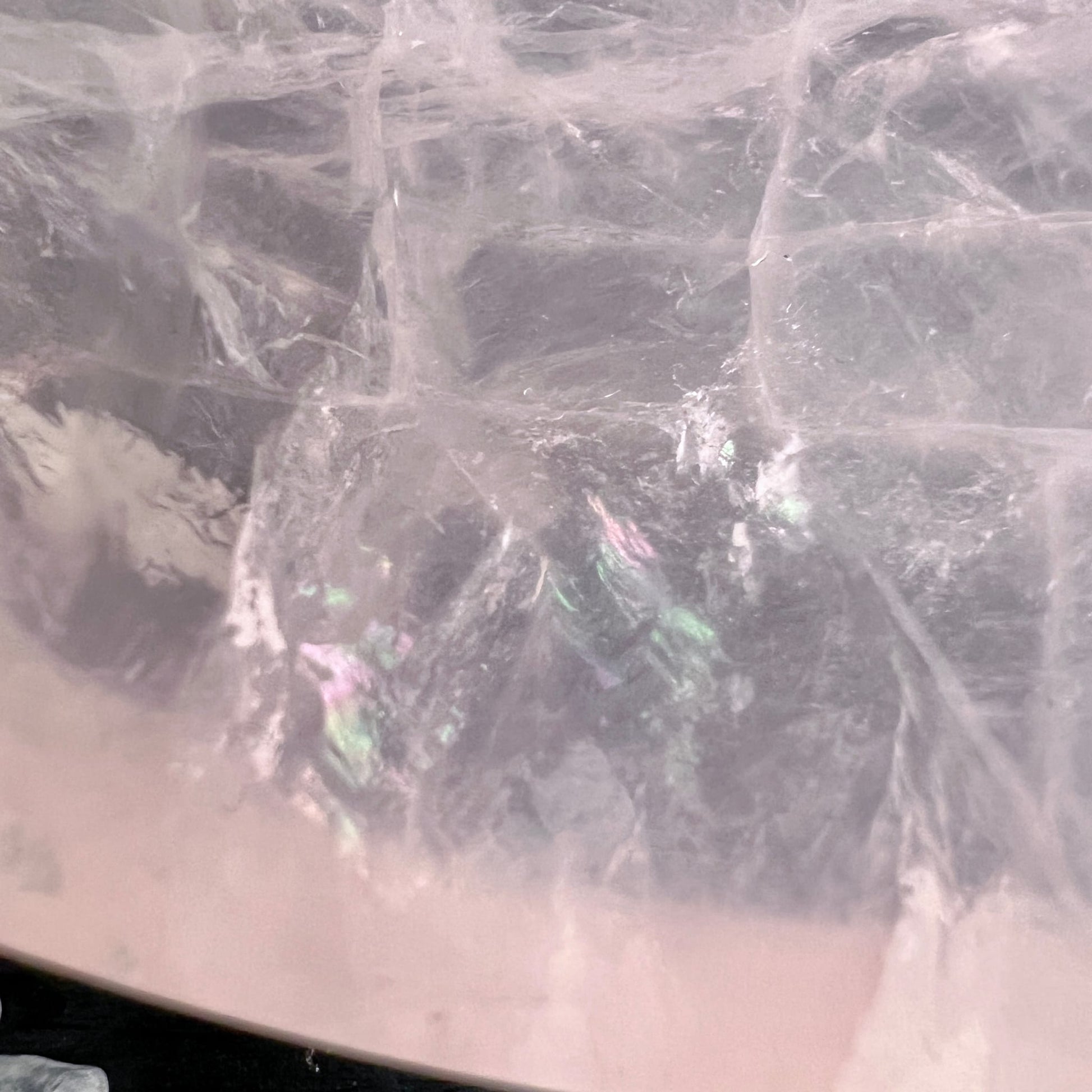 Rosenquarz Schale Madagaskar | Nahaufnahme | irisierendes Innenleben | Regenbogenreflexe | Happy Minerals
