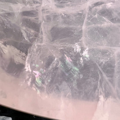 Rosenquarz Schale Madagaskar | Nahaufnahme | irisierendes Innenleben | Regenbogenreflexe | Happy Minerals