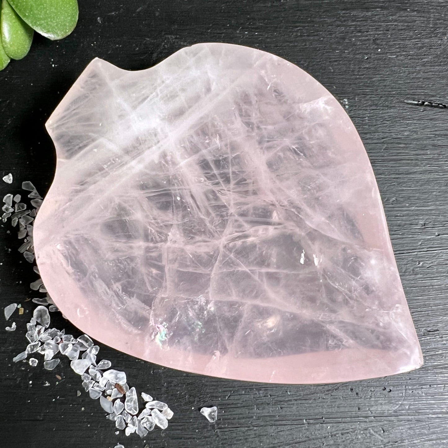 Rosenquarz Schale Blattform | Vogelperspektive | zartes Rosa | innere Maserung | Happy Minerals
