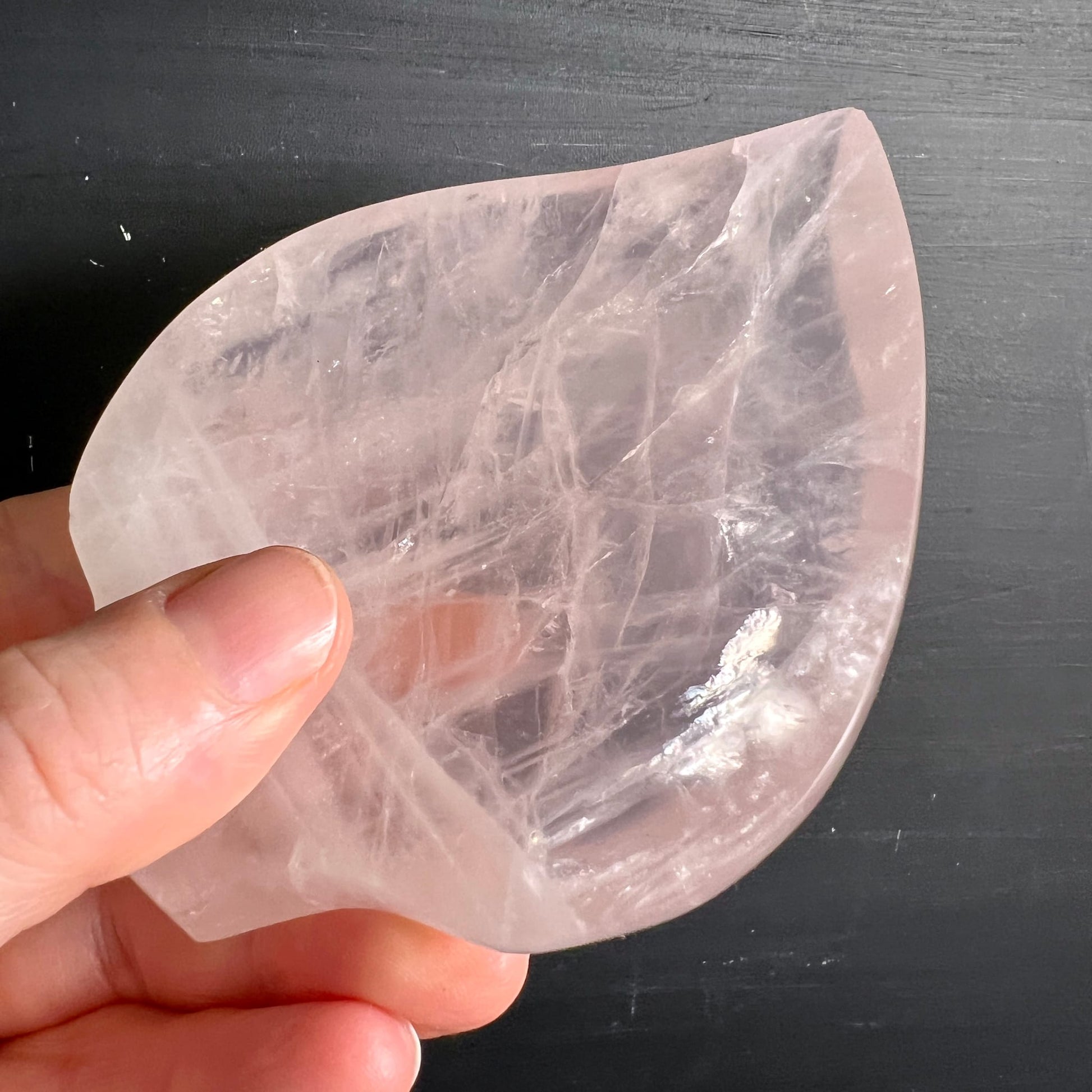 Rosenquarz Blattschale Madagaskar | Rückseite in Hand | milchiges Rosa | natürliche Maserung | Happy Minerals