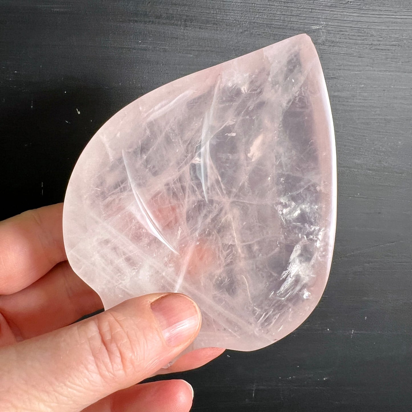 Rosenquarz Schale Unikat | Hand hält Blattform | transparentes Rosa | zarte Einschlüsse | Happy Minerals
