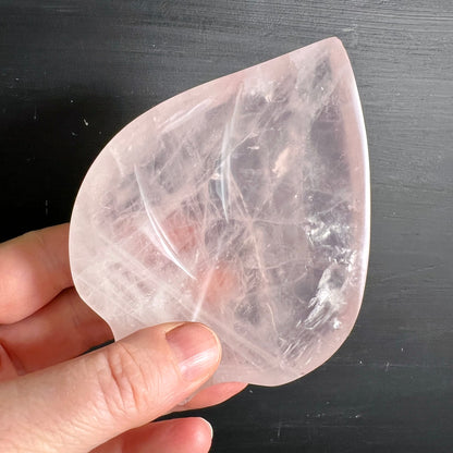 Rosenquarz Schale Unikat | Hand hält Blattform | transparentes Rosa | zarte Einschlüsse | Happy Minerals