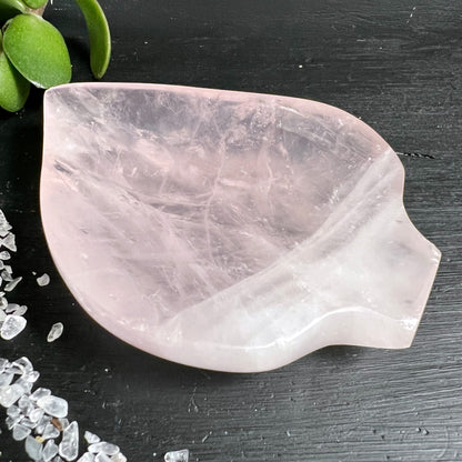 Rosenquarz Blattschale | Seitenansicht | cremiges Rosa | geschwungener Rand | Happy Minerals