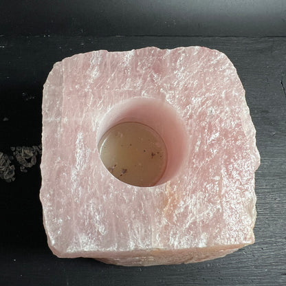 Rosenquarz | Kerzenhalter | Draufsicht | rosa Bohrung | raue Kristalloberfläche | Happy Minerals