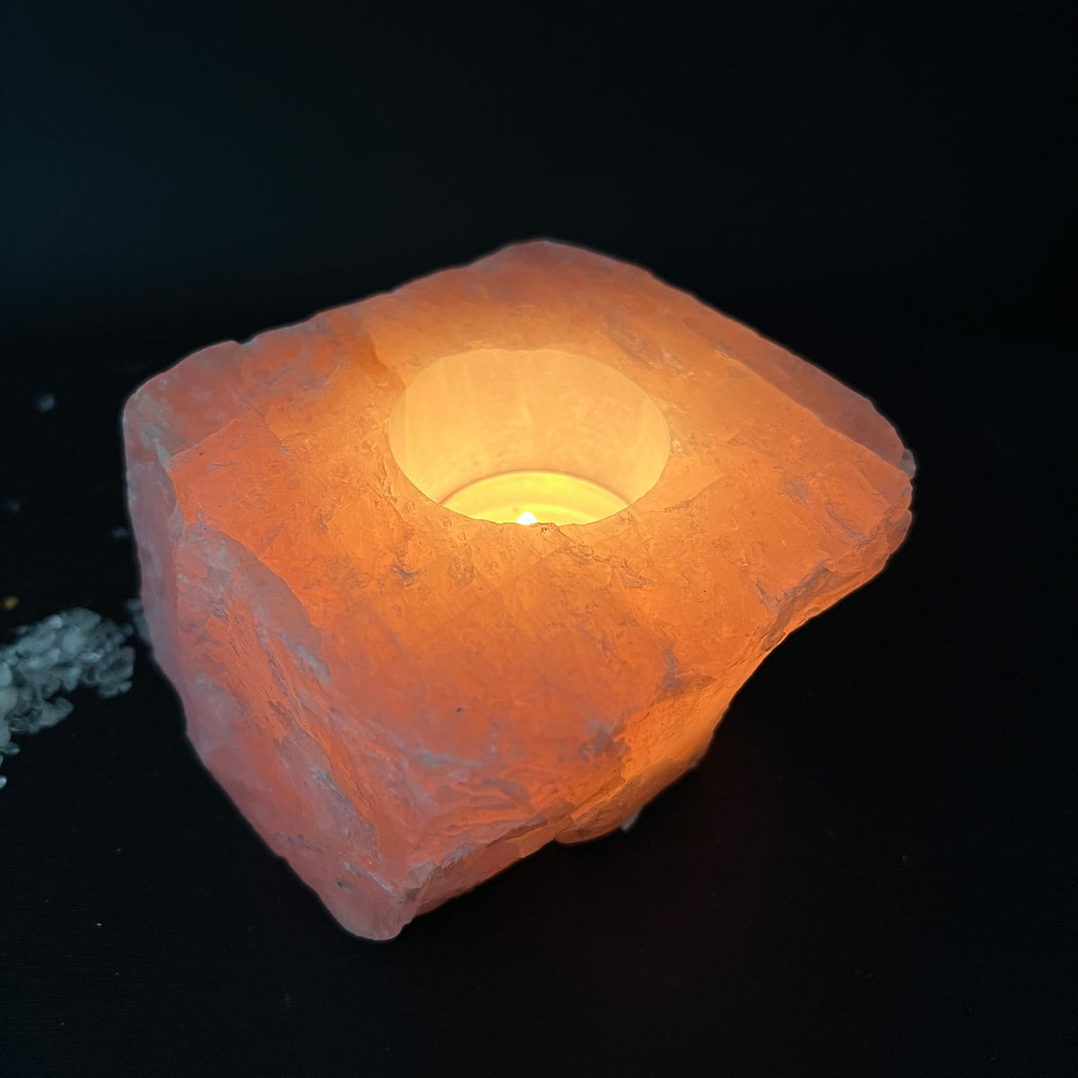 Rosenquarz | Teelichthalter | Dunkelaufnahme | leuchtend orange | Kerzenschein | Happy Minerals