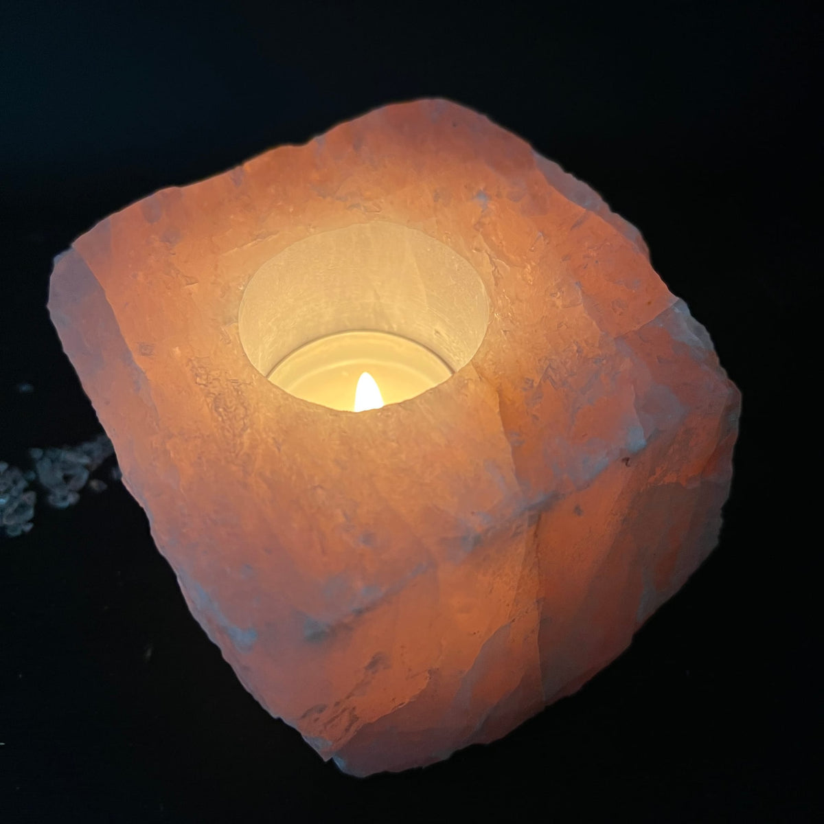 Rosenquarz | Teelichthalter | Draufsicht beleuchtet | Kerzenflamme | rosa Höhle | Happy Minerals