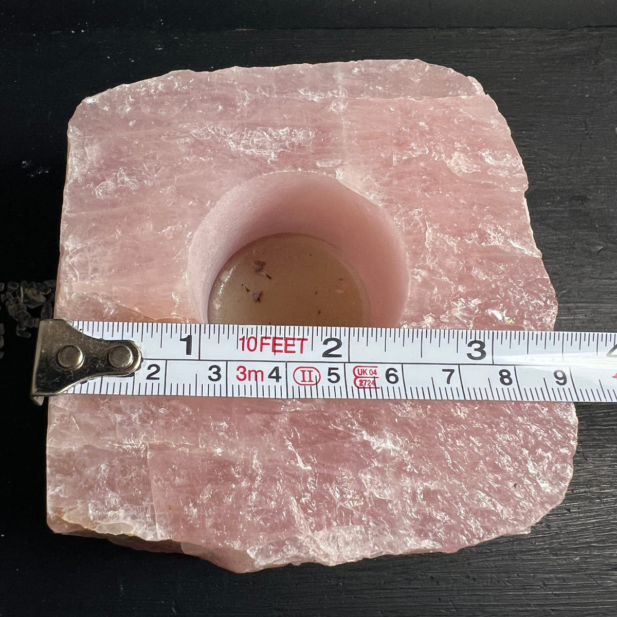 Rosenquarz | Kerzenhalter | Größenvergleich | Maßband | Rohstein-Unikat | Happy Minerals