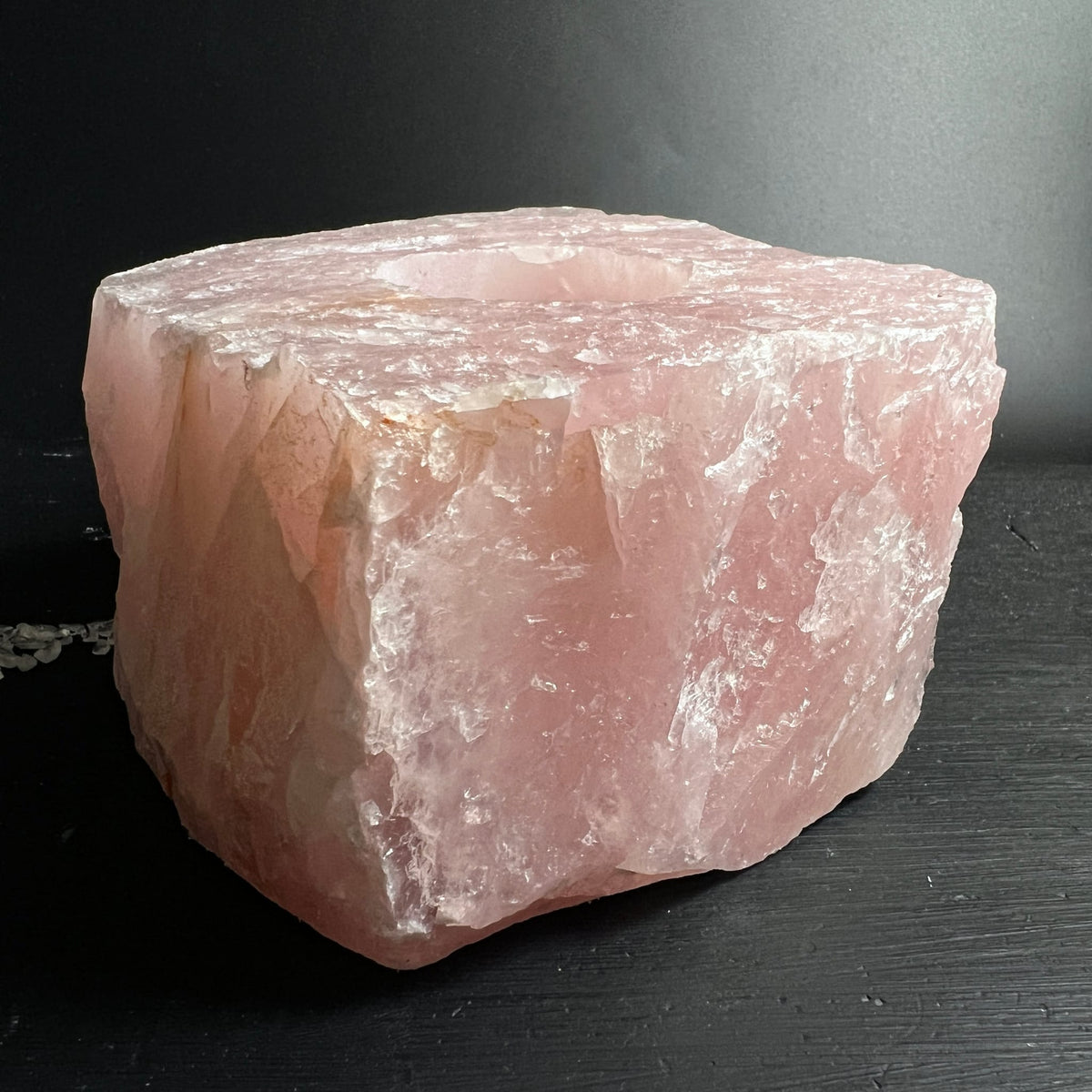 Rosenquarz | Teelichthalter | Seitenansicht | milchig-rosa | naturbelassene Kanten | Happy Minerals
