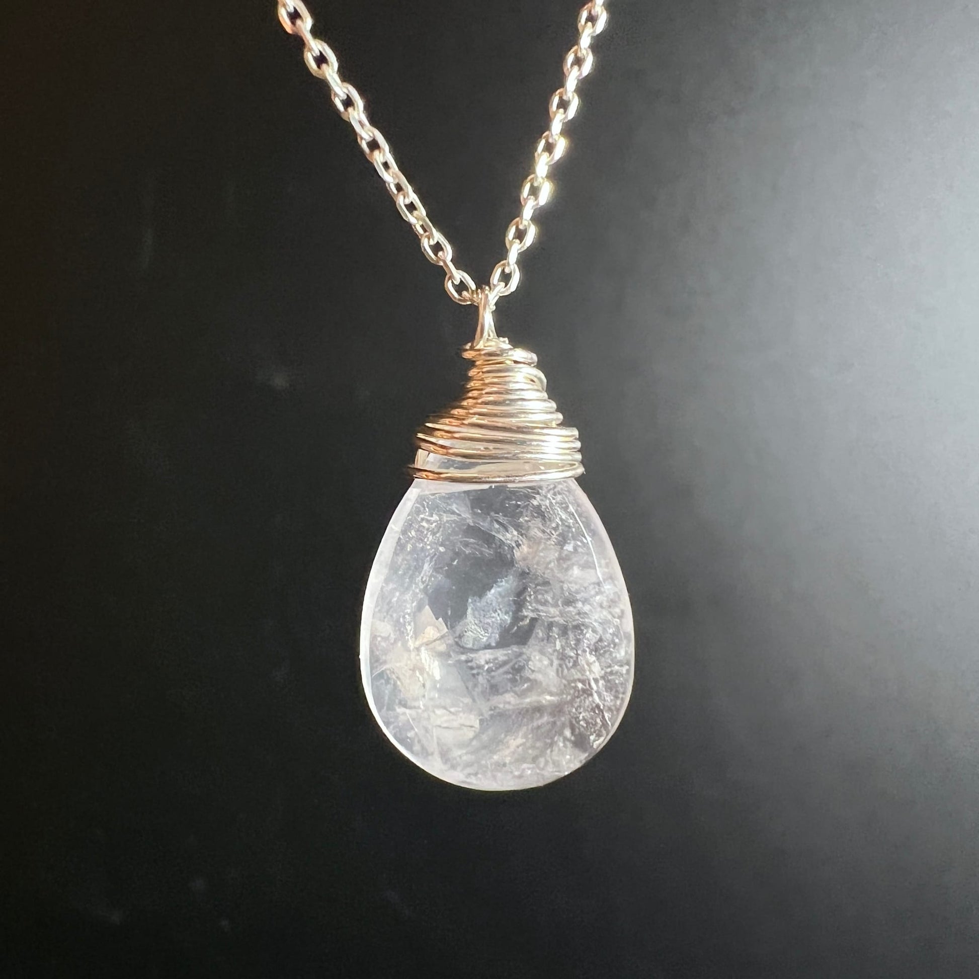 Rosenquarz-Anhänger | dramatisches Licht | glasklare Facetten | Silberkette | Unikat | Happy Minerals