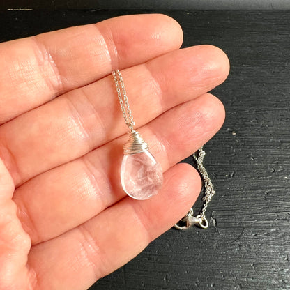 Rosenquarz-Kette | in Hand gehalten | Größenvergleich | zarter Tropfen | Madagaskar | Happy Minerals