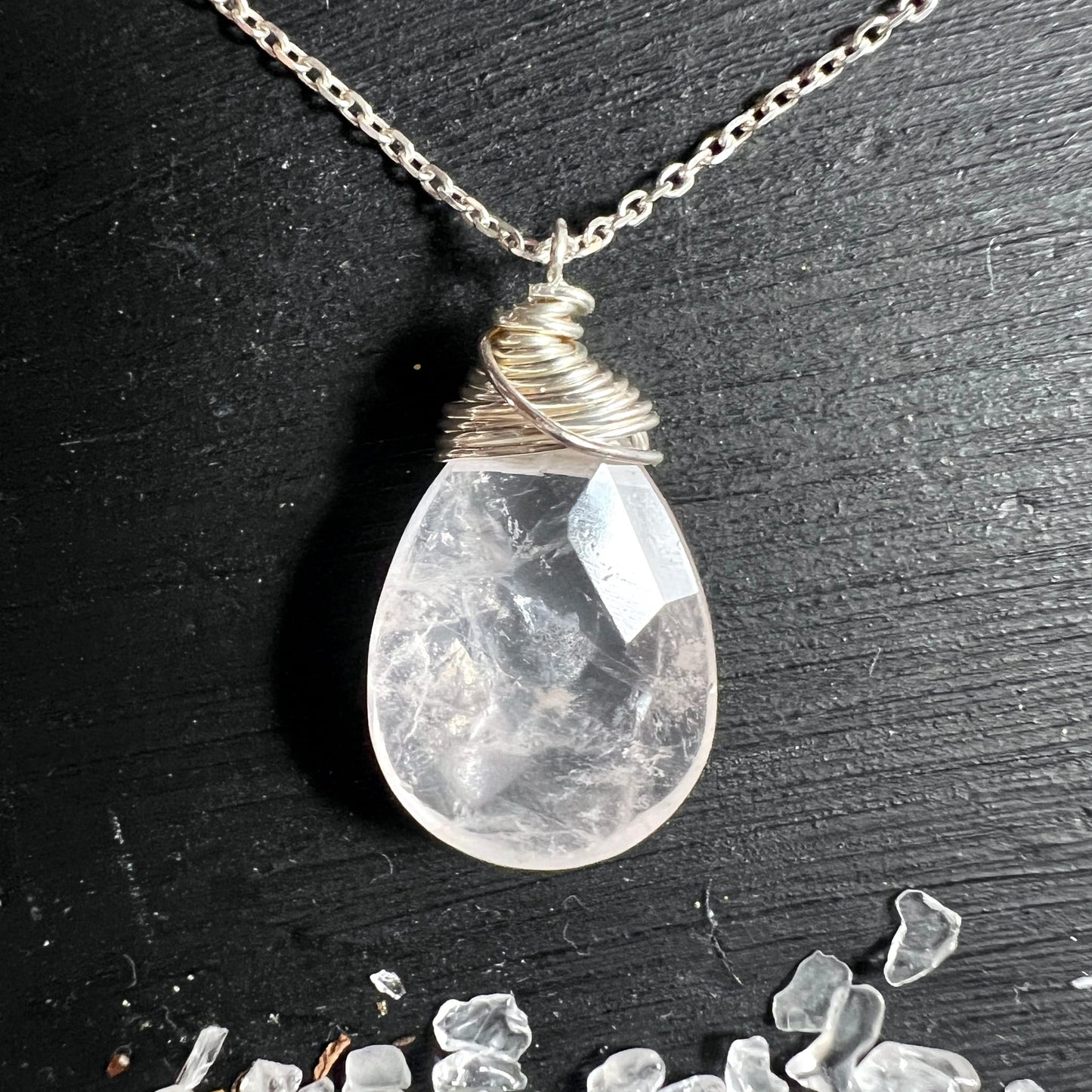 Rosenquarz-Anhänger | Nahaufnahme | Drahtwicklung | klare Facetten | zartrosa Glanz | Happy Minerals