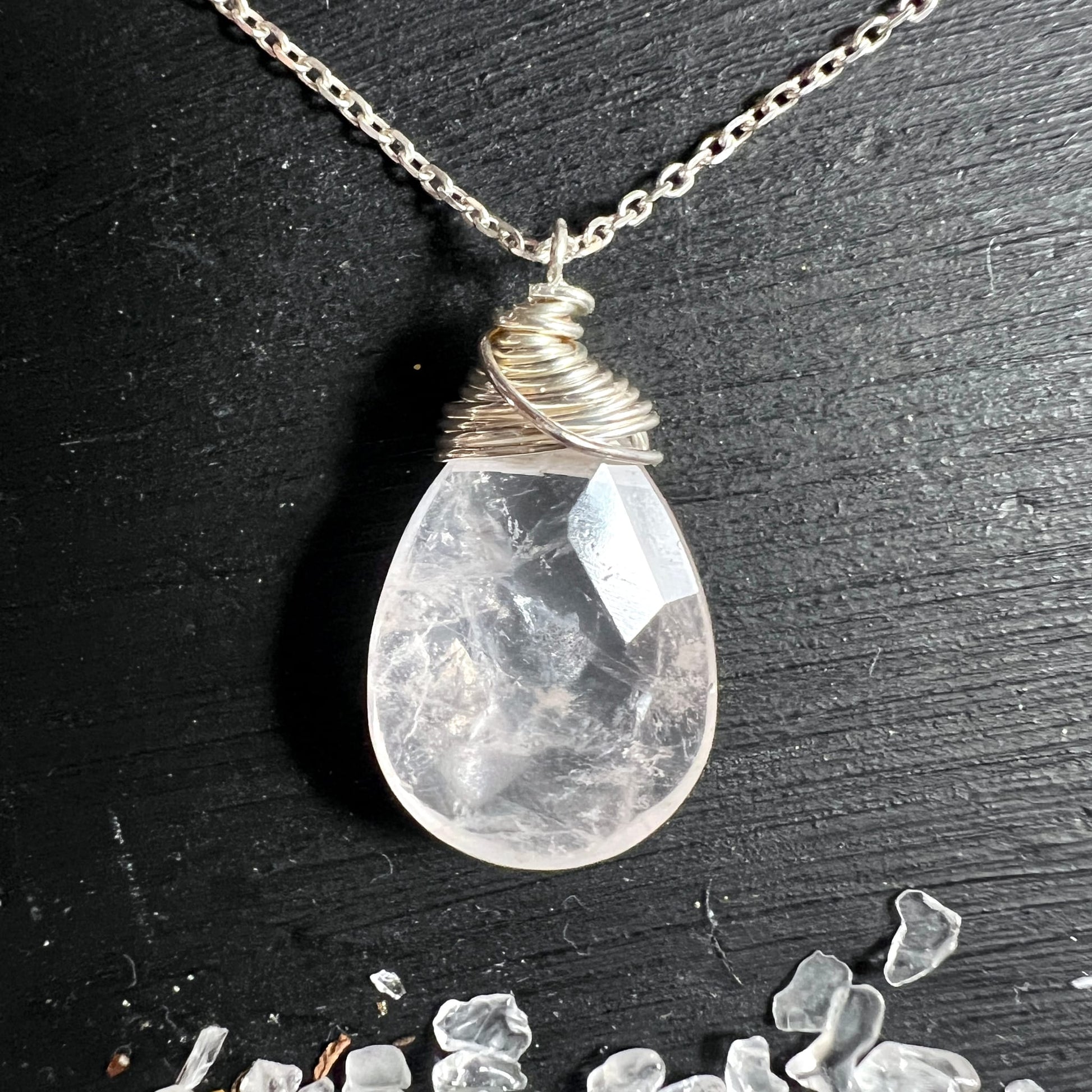 Rosenquarz-Anhänger | Nahaufnahme | Drahtwicklung | klare Facetten | zartrosa Glanz | Happy Minerals