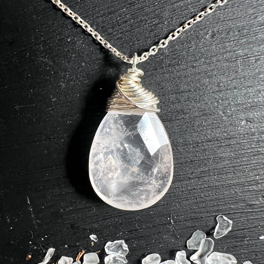 Rosenquarz-Anhänger | Nahaufnahme | Drahtwicklung | klare Facetten | zartrosa Glanz | Happy Minerals