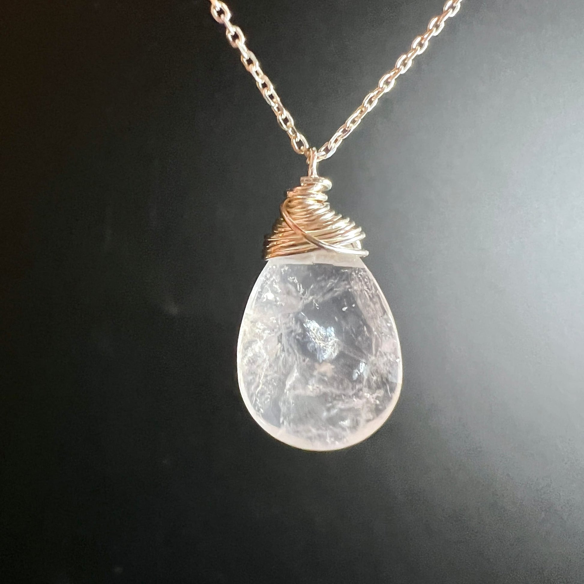Rosenquarz-Tropfen | warmes Licht | facettierte Oberfläche | zarte Wicklung | Madagaskar | Happy Minerals