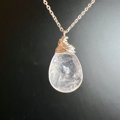 Rosenquarz-Tropfen | warmes Licht | facettierte Oberfläche | zarte Wicklung | Madagaskar | Happy Minerals