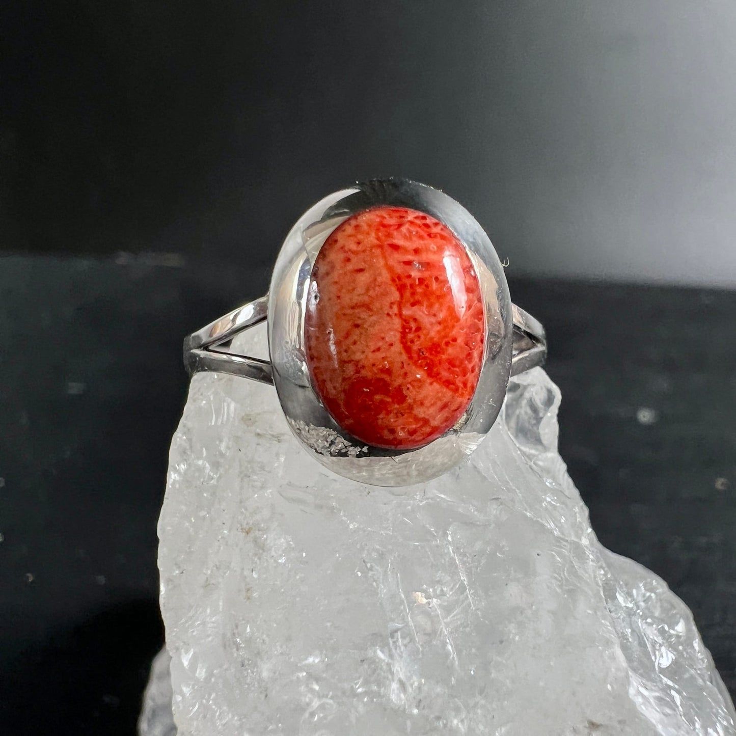 Korallenring auf Bergkristall | warmes Rot | ovaler Cabochon | elegante Silberfassung | Happy Minerals
