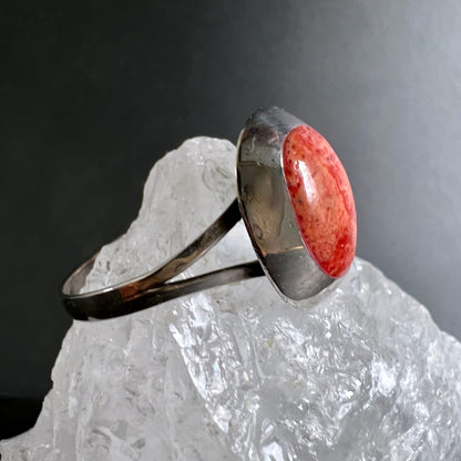 Korallenring diagonal auf Bergkristall | rote Farbnuancen | schlanke Silberschiene | Unikatschmuck | Happy Minerals