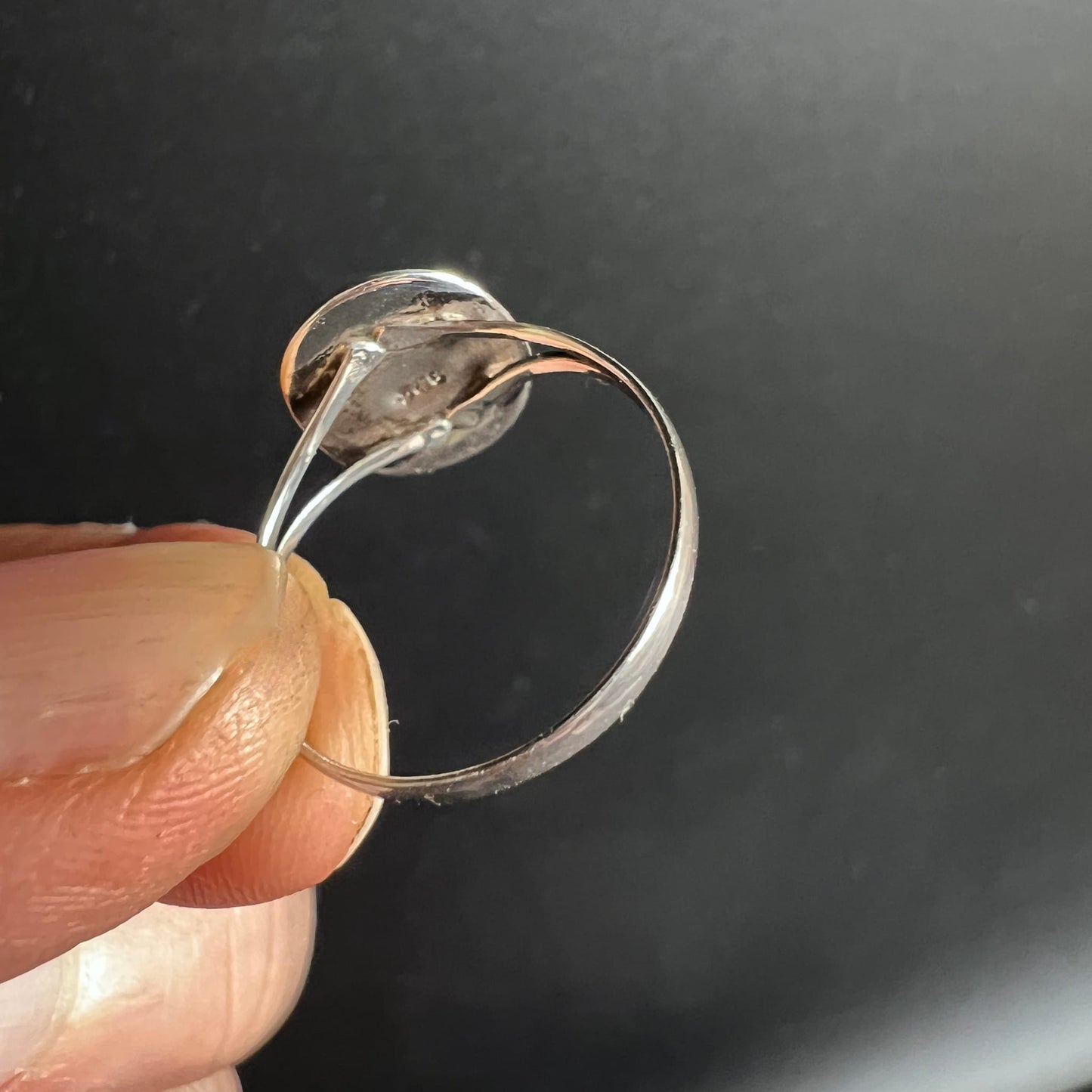Korallenring Rückansicht in Hand | 925 Punze | schmale Silberschiene | Größenvergleich | Happy Minerals