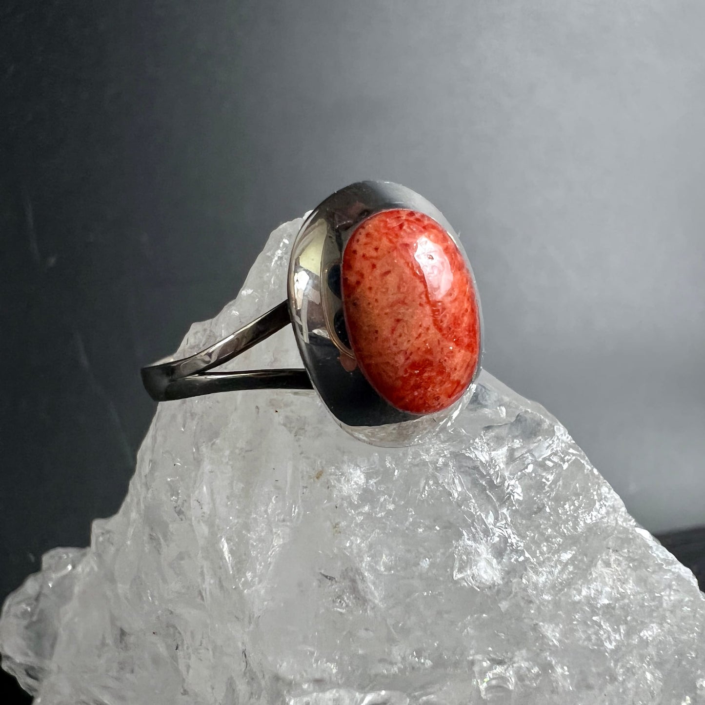 Korallenring Seitenansicht auf Kristall | rote Sprenkel | glänzendes Silberband | Naturschmuck | Happy Minerals