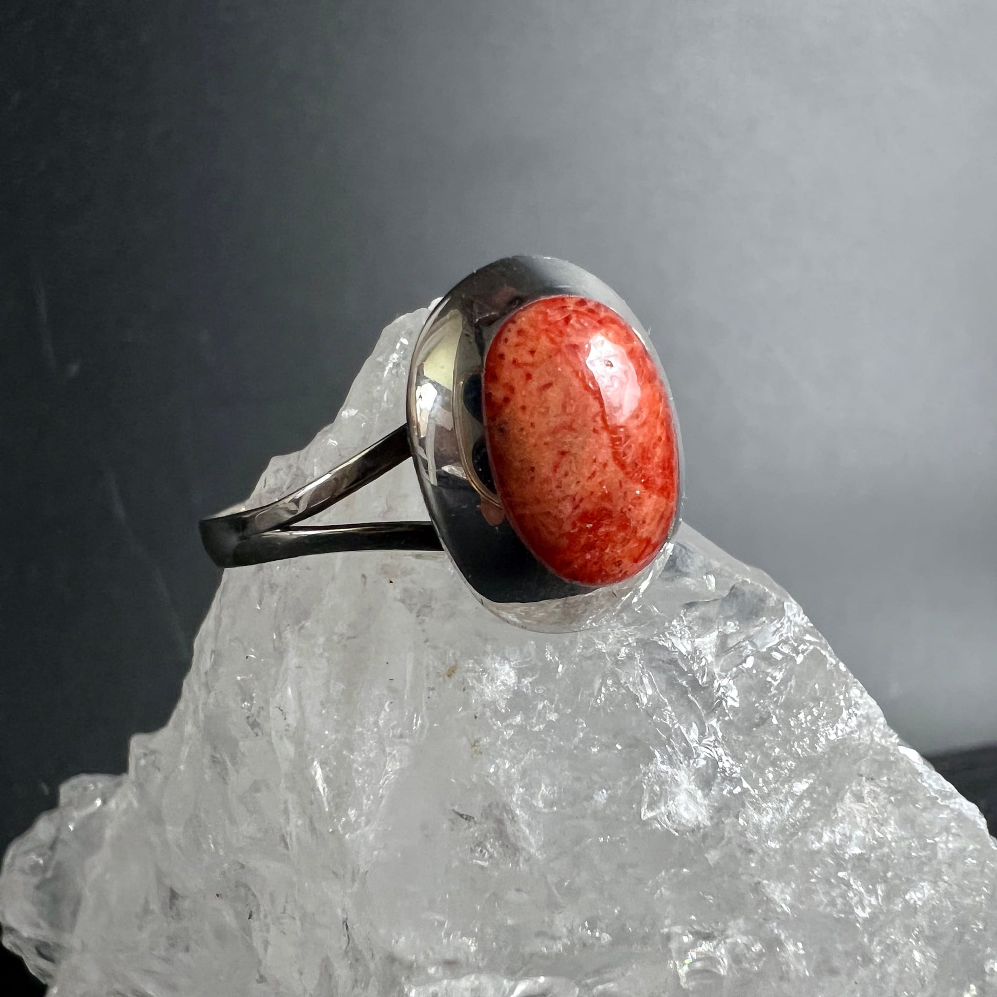 Korallenring Seitenansicht auf Kristall | rote Sprenkel | glänzendes Silberband | Naturschmuck | Happy Minerals