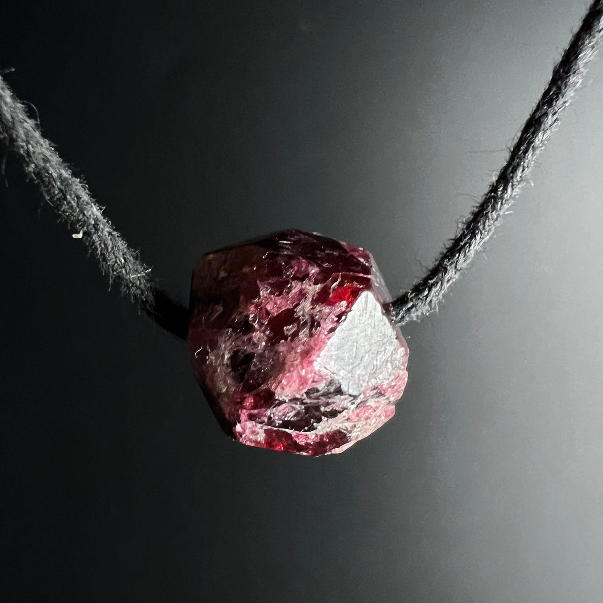roter Granat, almandin aus Norwegen | Ansicht 10 | Happy Minerals