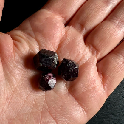 roter Granat, almandin aus Norwegen | Ansicht 11 | Happy Minerals