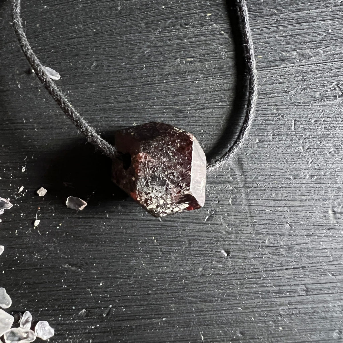 roter Granat, almandin aus Norwegen | Ansicht 2 | Happy Minerals