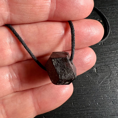 roter Granat, almandin aus Norwegen | Ansicht 3 | Happy Minerals
