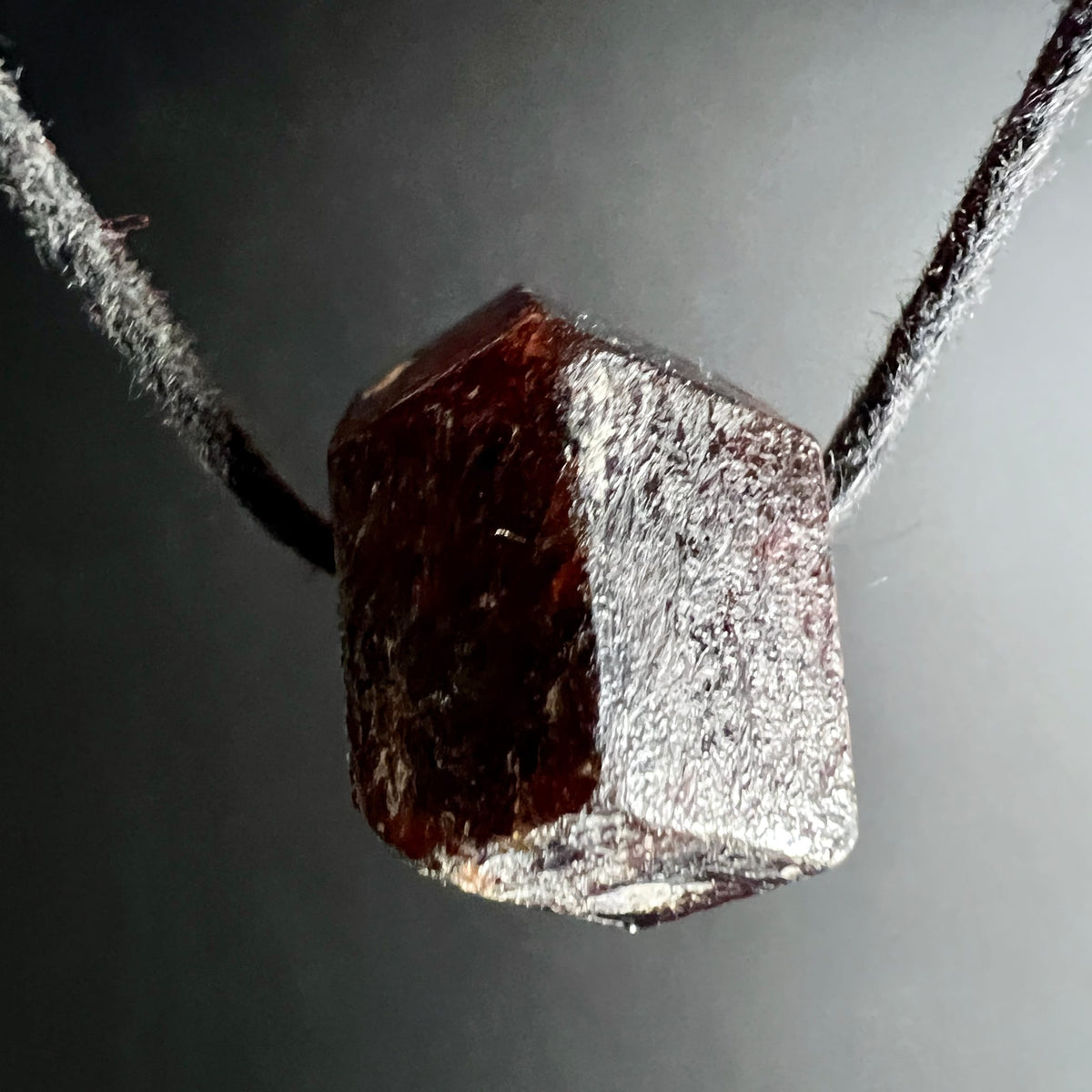 roter Granat, almandin aus Norwegen | Ansicht 4 | Happy Minerals