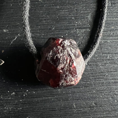 roter Granat, almandin aus Norwegen | Ansicht 5 | Happy Minerals