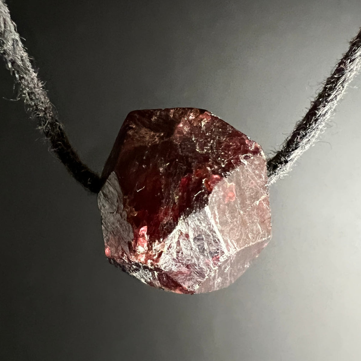 roter Granat, almandin aus Norwegen | Ansicht 7 | Happy Minerals