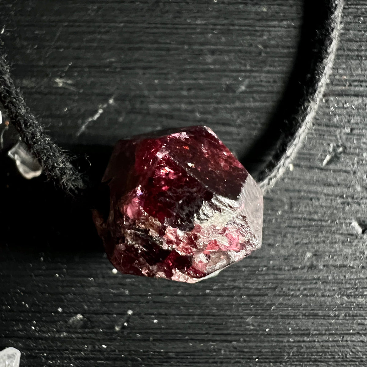 roter Granat, almandin aus Norwegen | Ansicht 8 | Happy Minerals