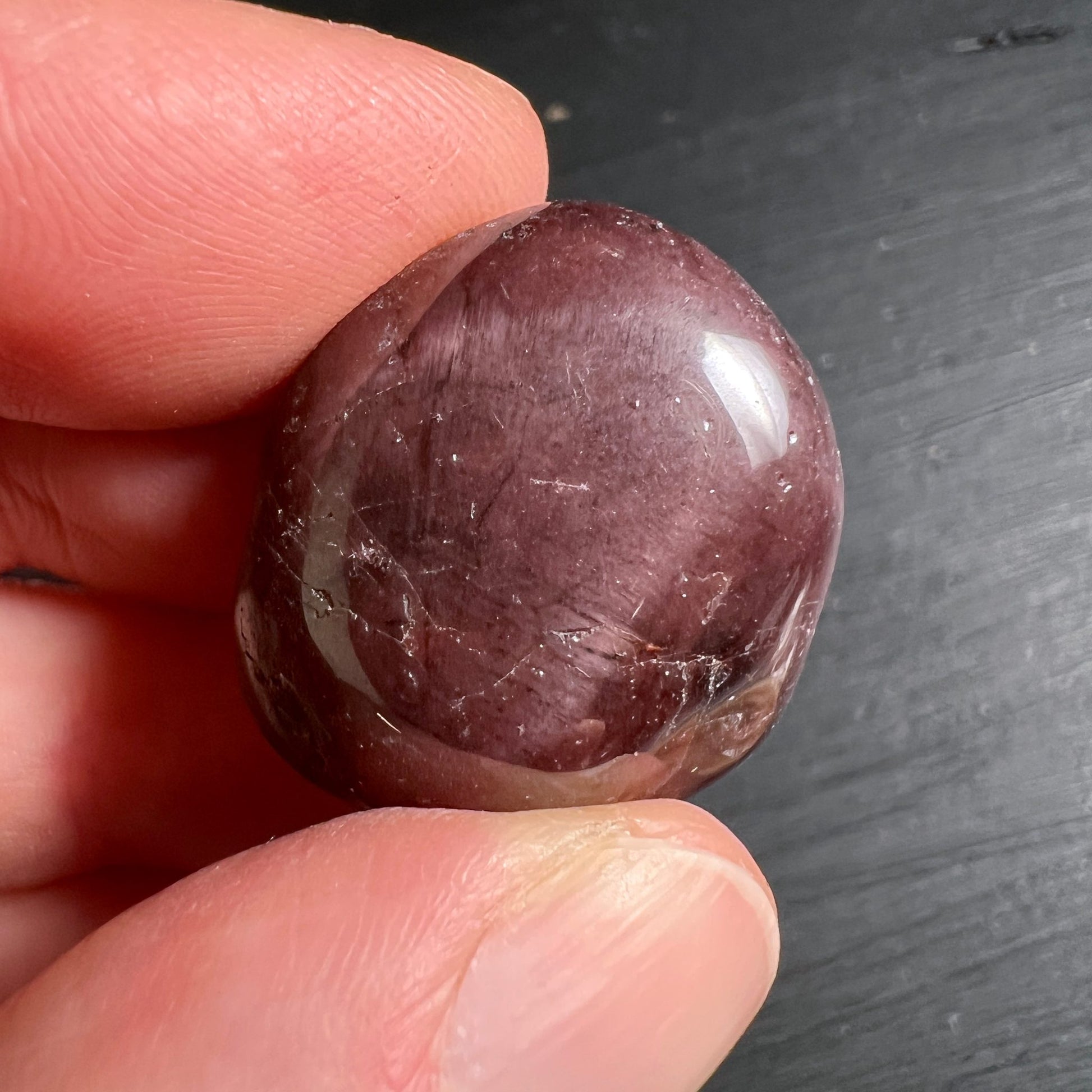 Einzelner Granat Trommelstein | Nahaufnahme zeigt rötliche Maserung | Bahia Brasilien | Happy Minerals