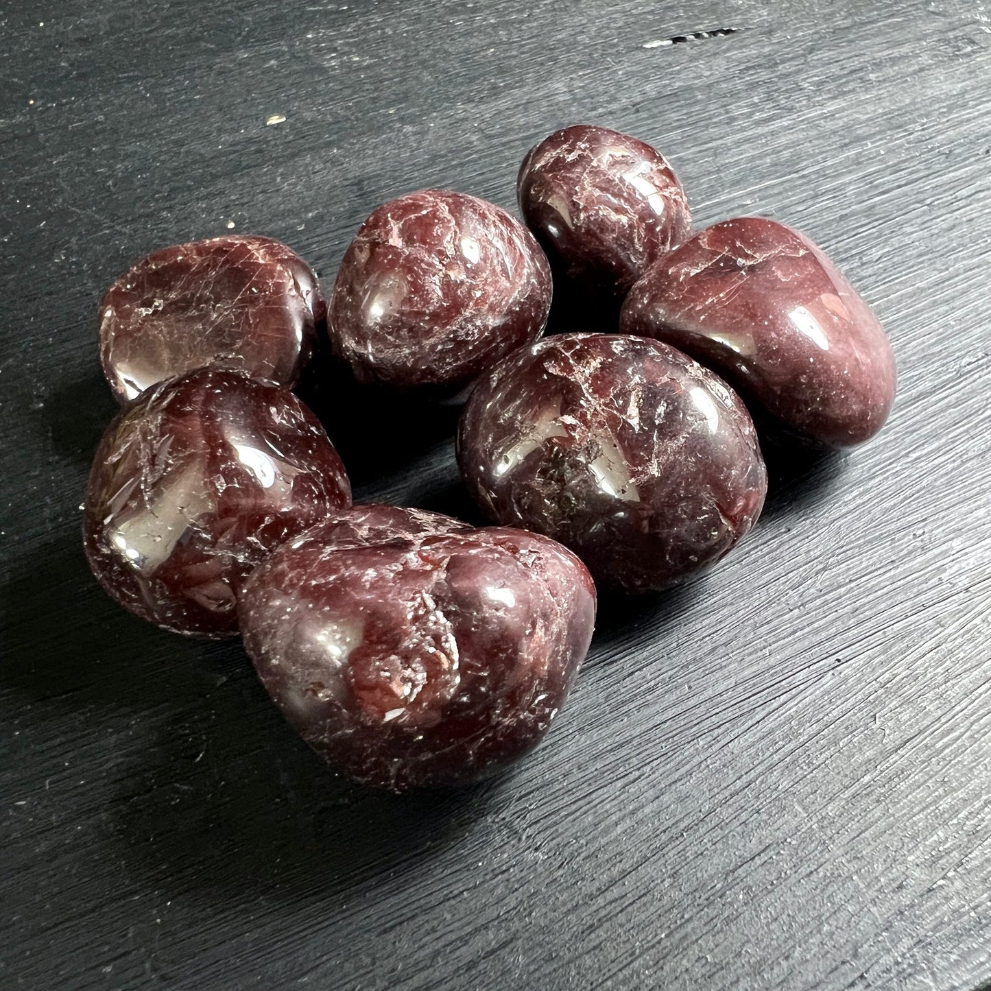 Brasilianische Granat Steine | 7 Trommelsteine verschiedene Größen | Dunkelrote Oberfläche | Happy Minerals