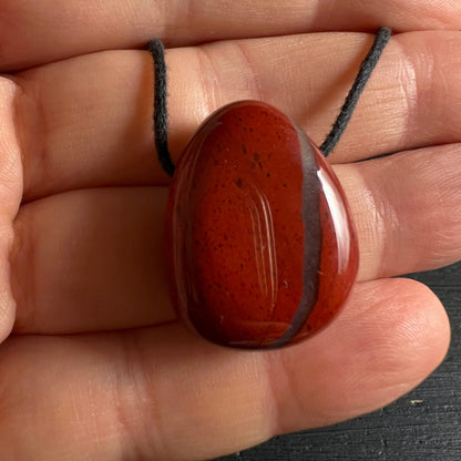 Roter Jaspis Anhaenger tropfenfoermig, dunkelrote Flaeche mit grauer Ader und feinen Punkteinschluessen | Happy Minerals