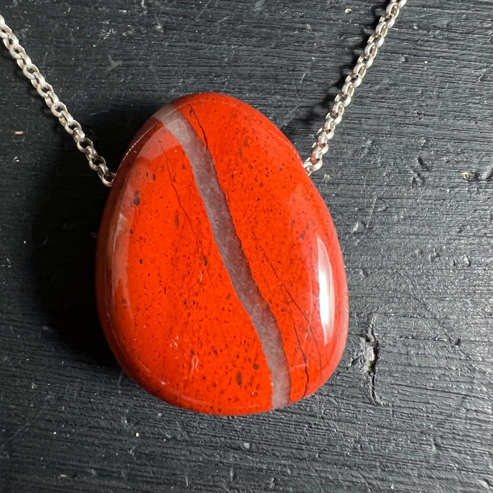Roter Jaspis Anhänger, tropfenförmig, hochglanzpoliert mit heller Quarzader diagonal durchziehend | Happy Minerals