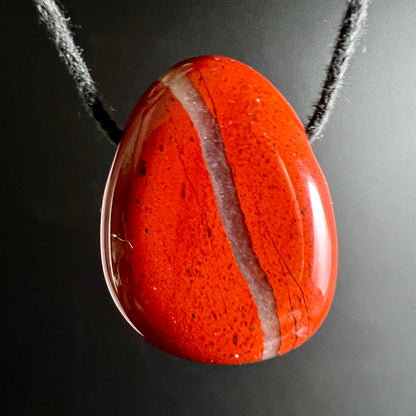 Roter Jaspis Anhaenger, tropfenfoermig poliert, mit heller Quarzader diagonal, dunkle Sprenkel | Happy Minerals