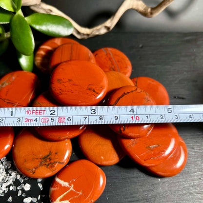 Roter Jaspis Handsteine mit Maßstab