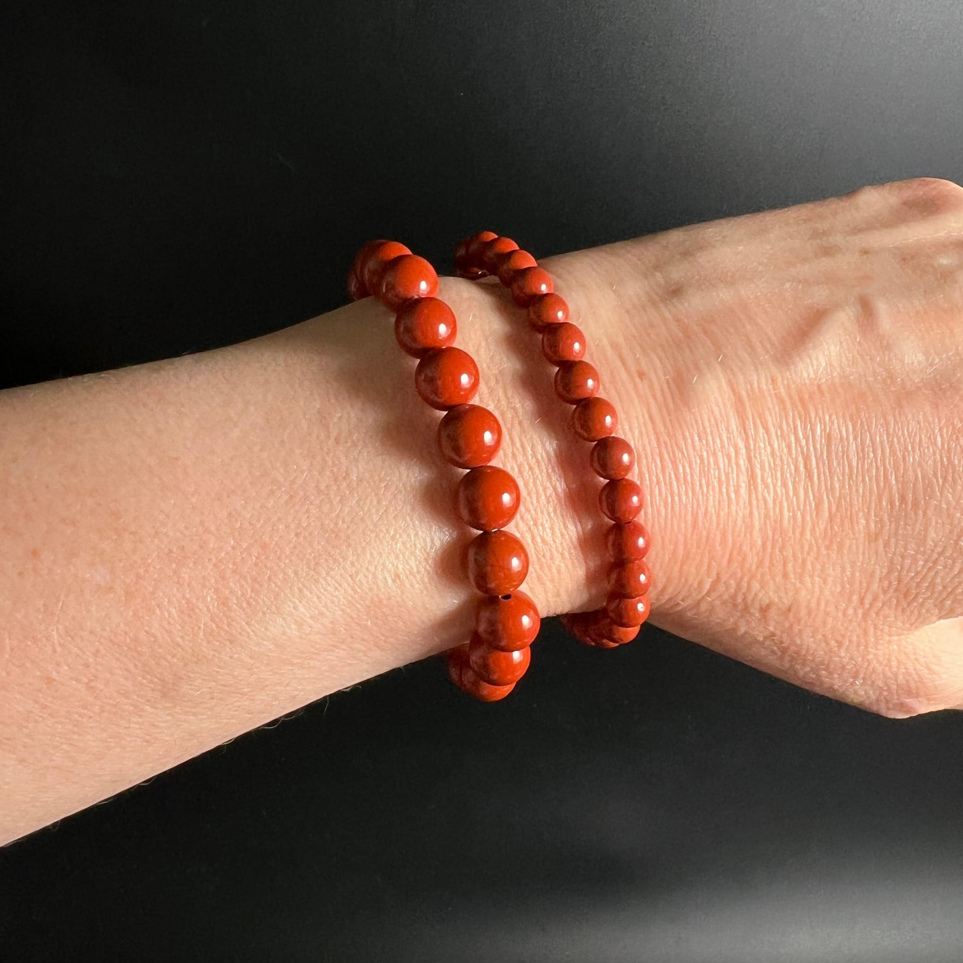 Roter Jaspis Namibia | zwei Armbänder übereinander am Handgelenk | kleines und großes Kugelarmband | Happy Minerals
