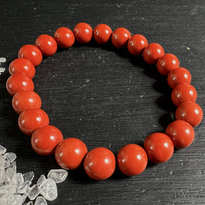 Roter Jaspis Namibia | großes Armband mit großen Kugeln | tiefes Ziegelrot auf schwarzem Hintergrund | Happy Minerals