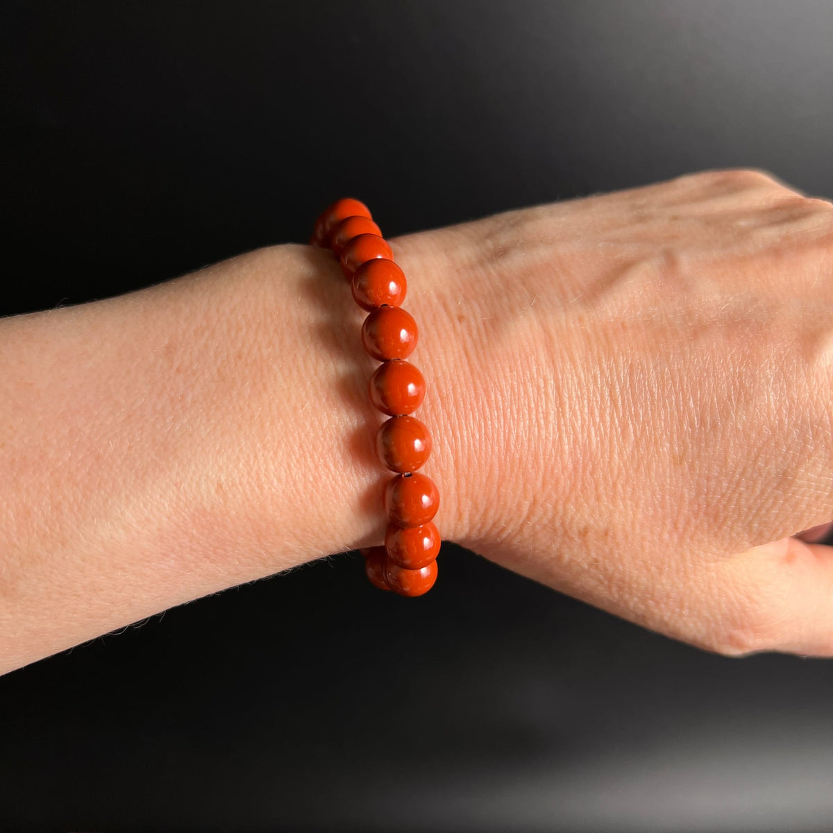 Roter Jaspis Namibia | großes Armband am Handgelenk getragen | warmes Orangerot | Happy Minerals