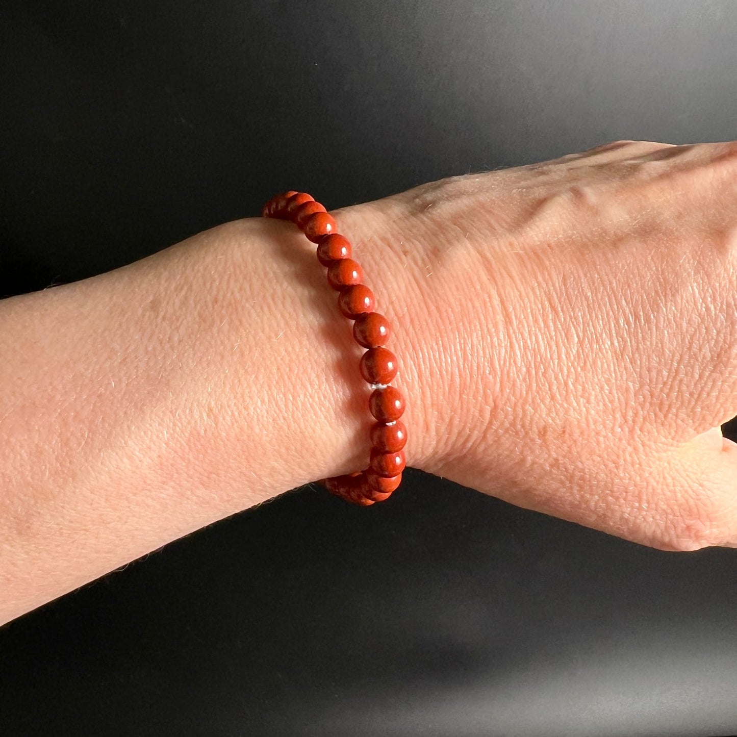 Roter Jaspis Namibia | Armband am Handgelenk | lebhaftes Rot auf heller Haut | Happy Minerals