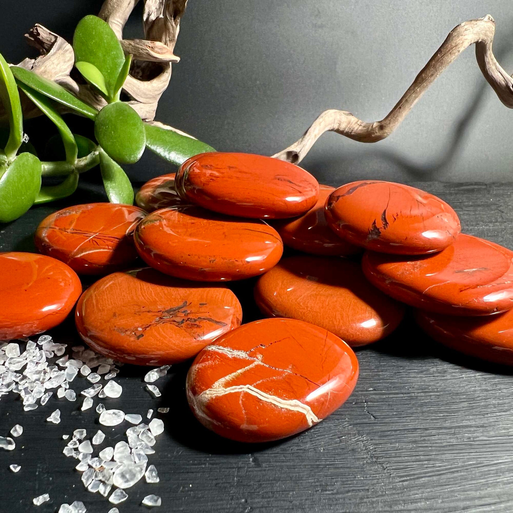 Roter Jaspis Palmstones mit Deko