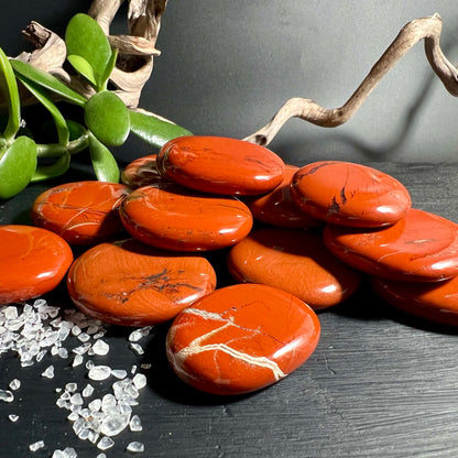 Roter Jaspis Palmstones mit Deko