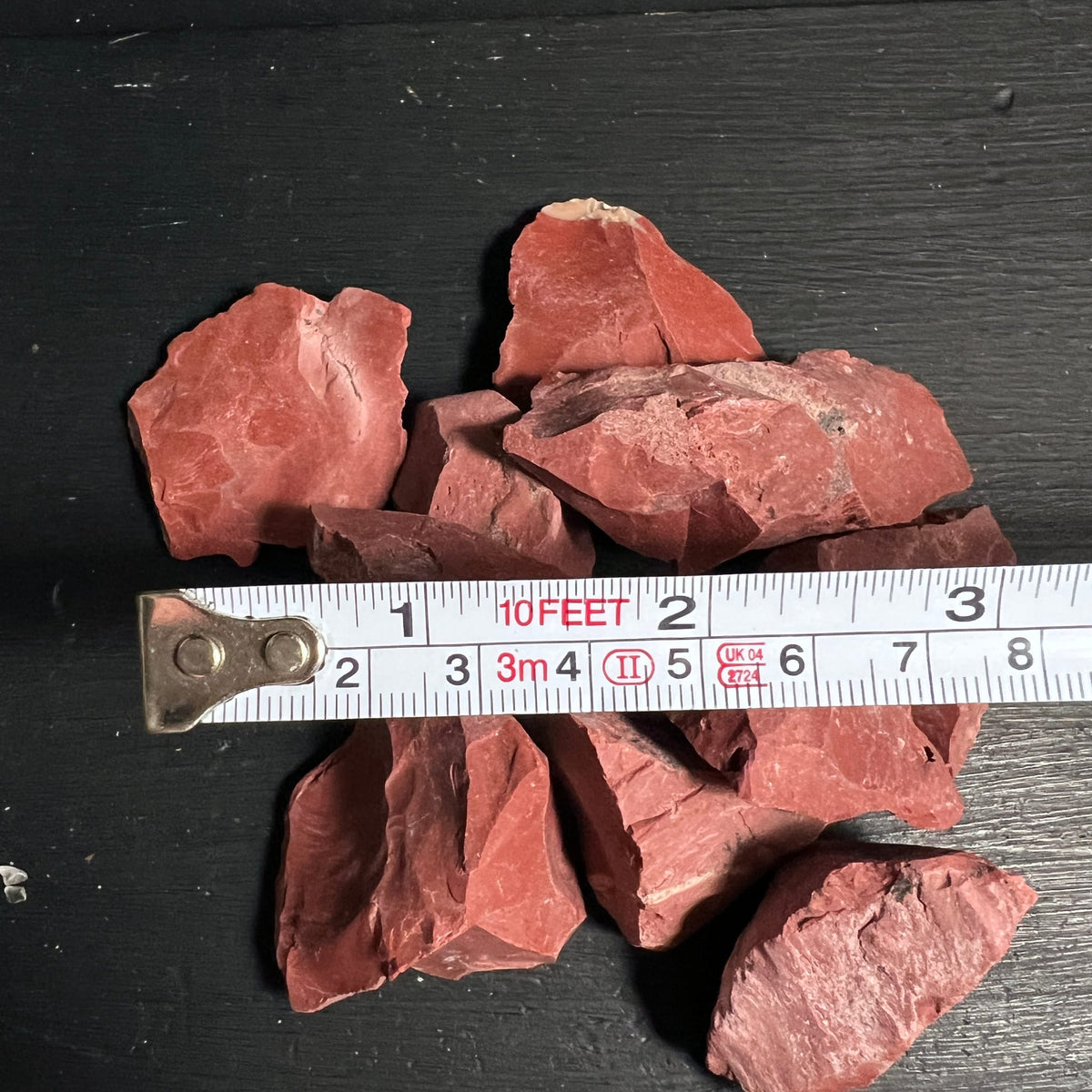 Roter Jaspis | Rohsteine | Namibia | Größenvergleich | Maßband | Variante 2 | Happy Minerals