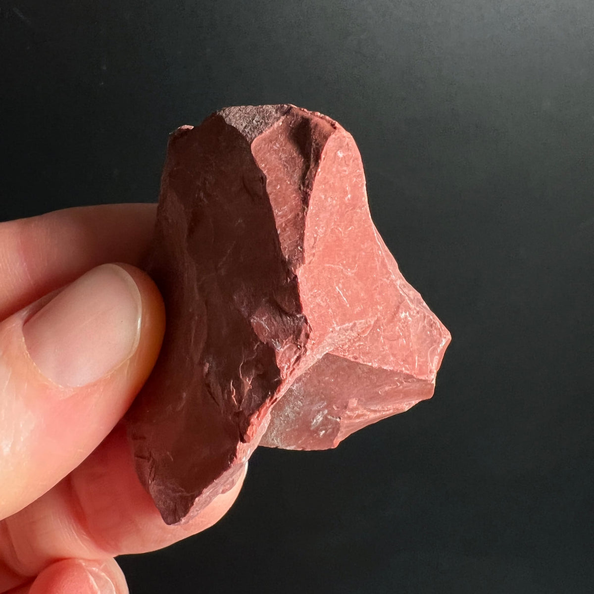 Roter Jaspis | Silex | Handstück | dunkelrote Bruchkante | Naturform | Variante 3 | Happy Minerals