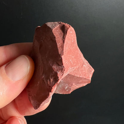 Roter Jaspis | Silex | Handstück | dunkelrote Bruchkante | Naturform | Variante 3 | Happy Minerals