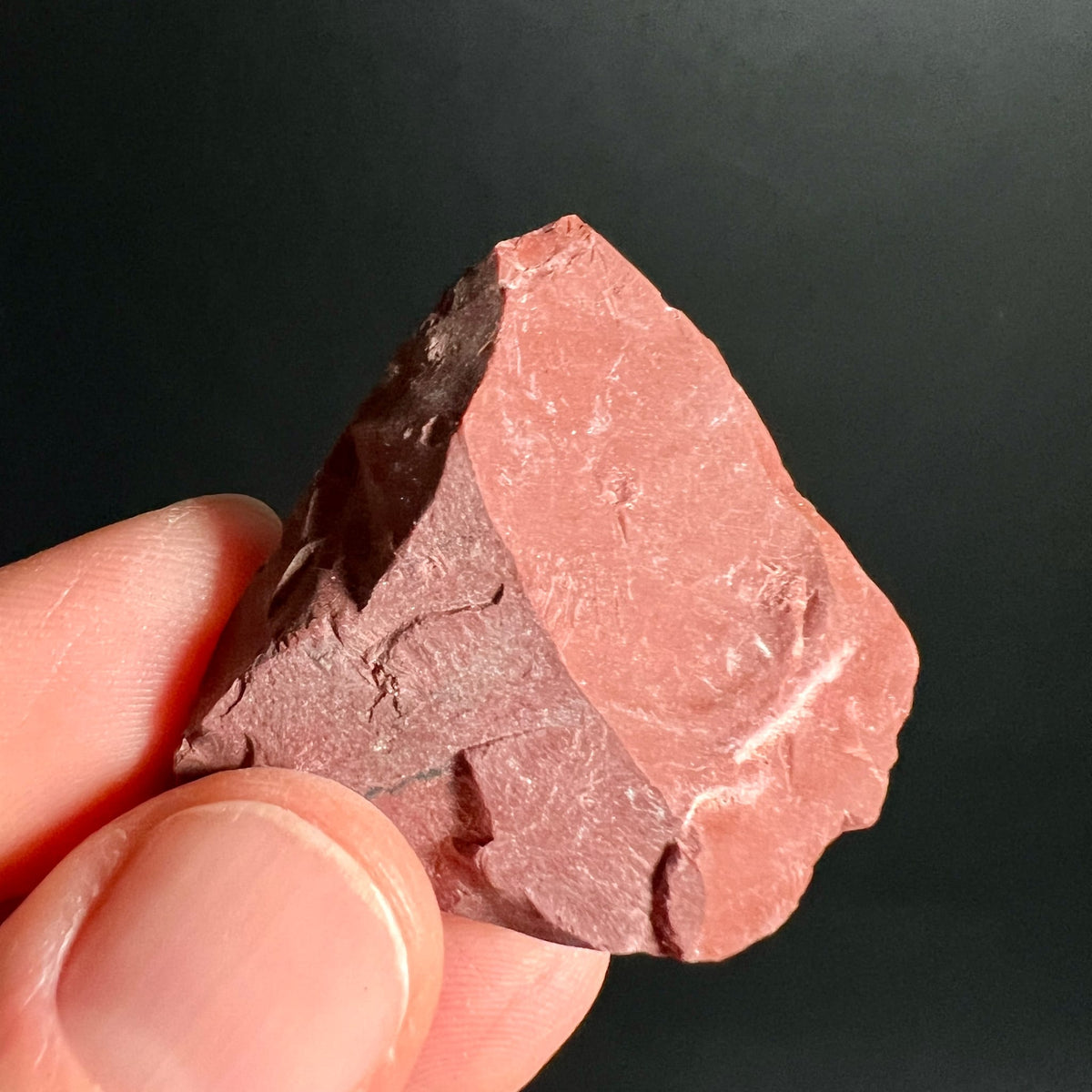 Roter Jaspis | Silex | Handstück | rosarote Facetten | feine weiße Adern | Variante 4 | Happy Minerals