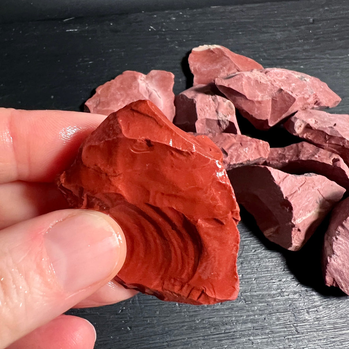 Roter Jaspis | Silex | glänzende Bruchfläche | kräftiges Rot | Muschelbruch | Variante 5 | Happy Minerals