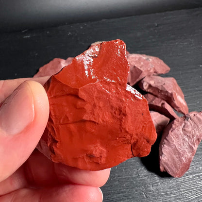 Roter Jaspis | Silex | leuchtend orangerote Bruchfläche | Glanzstruktur | Variante 6 | Happy Minerals